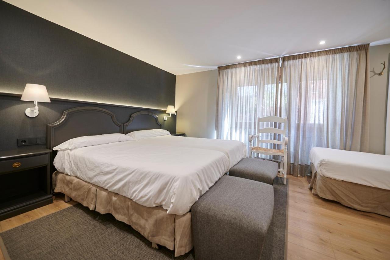 Hostal Lola Isaba Bagian luar foto