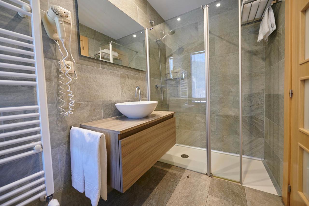 Hostal Lola Isaba Bagian luar foto