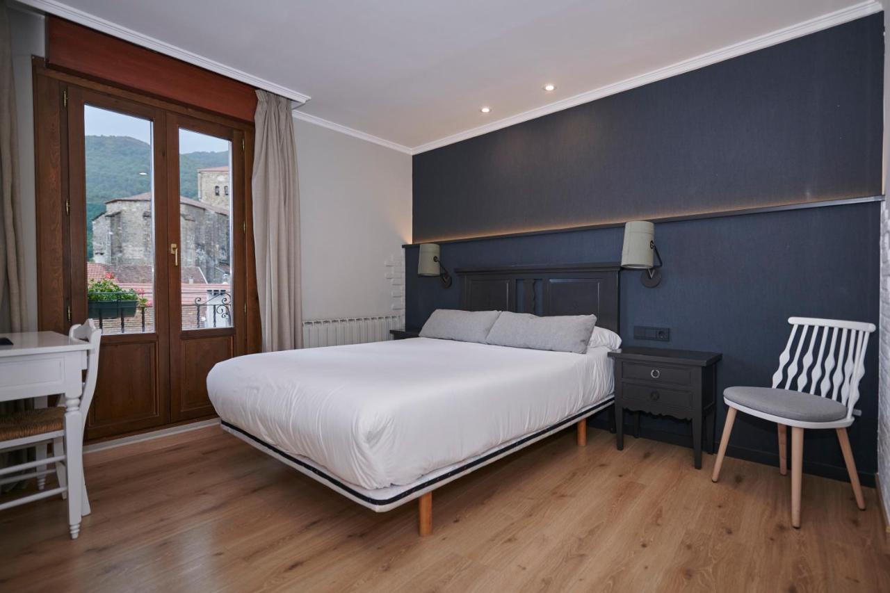 Hostal Lola Isaba Bagian luar foto