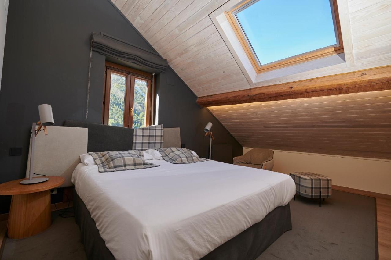 Hostal Lola Isaba Bagian luar foto