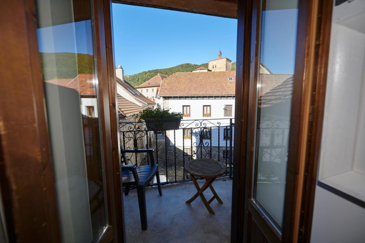 Hostal Lola Isaba Bagian luar foto