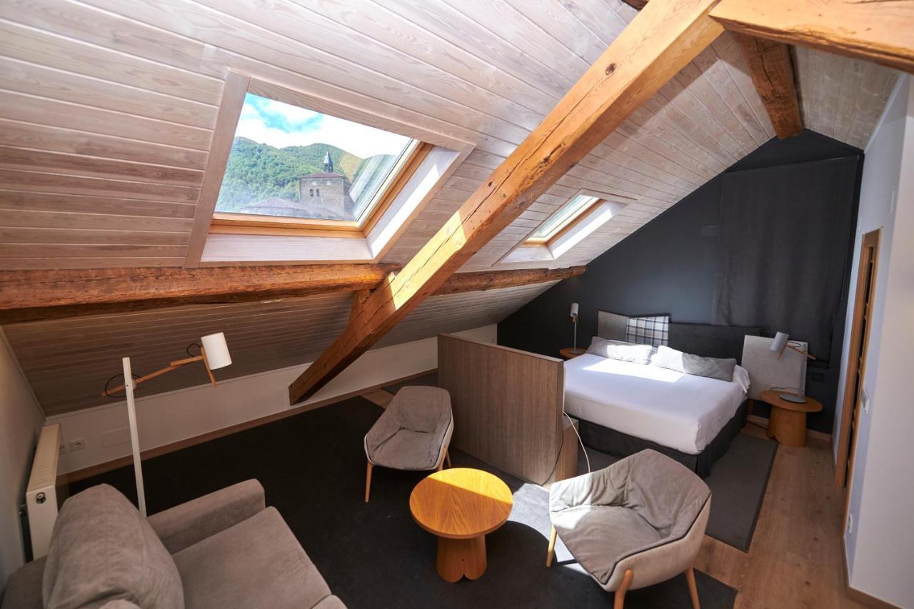 Hostal Lola Isaba Bagian luar foto