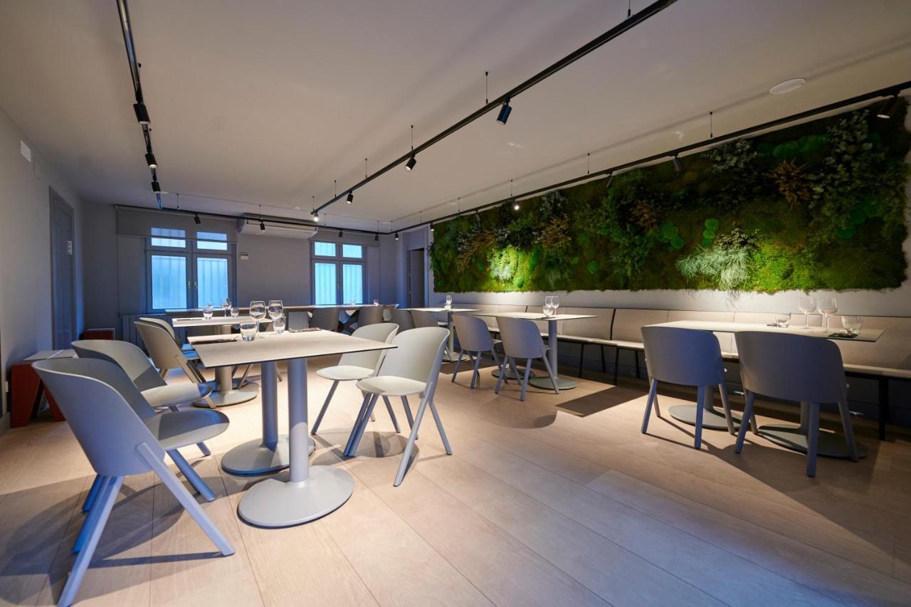 Hostal Lola Isaba Bagian luar foto