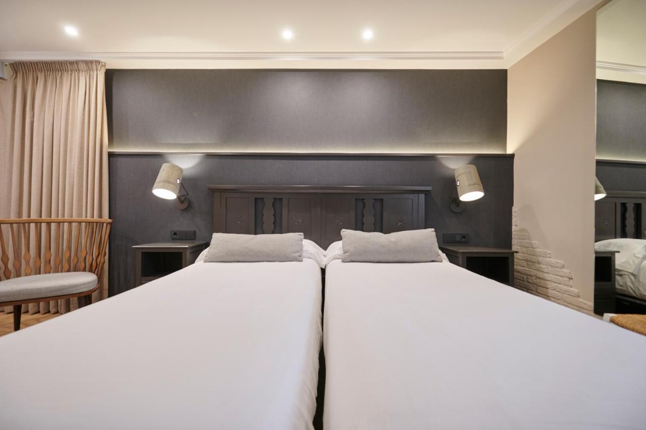 Hostal Lola Isaba Bagian luar foto