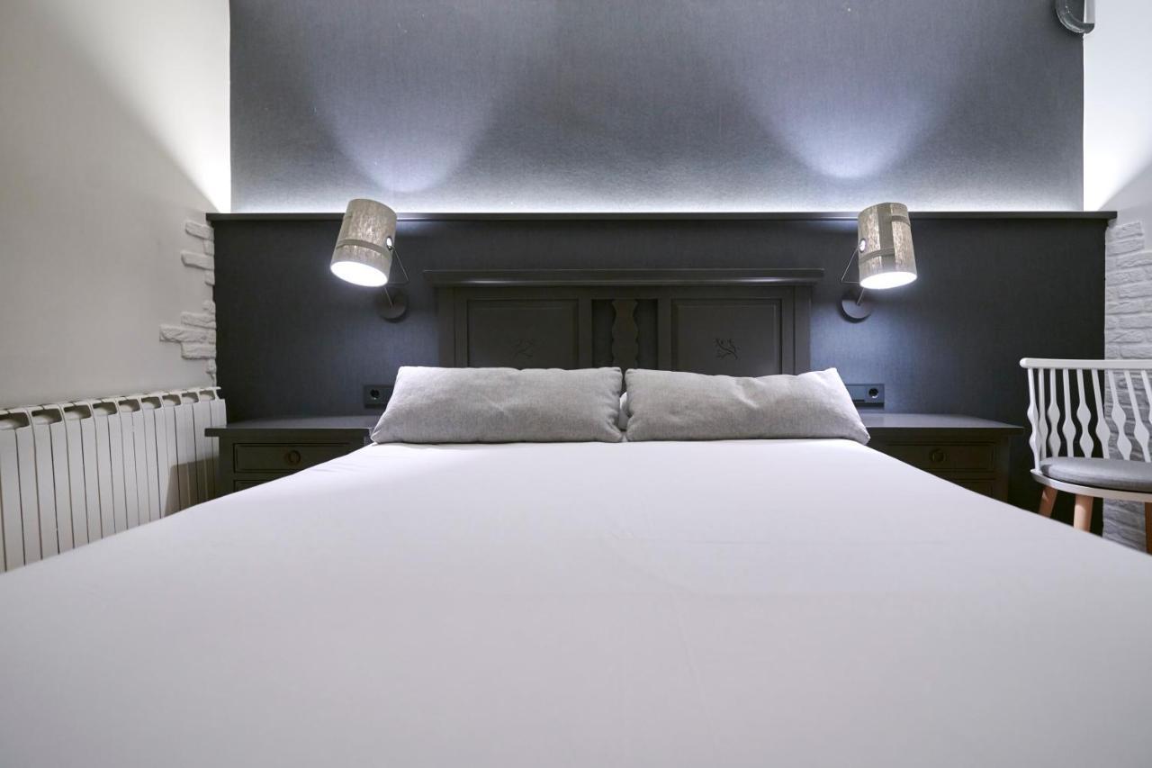 Hostal Lola Isaba Bagian luar foto