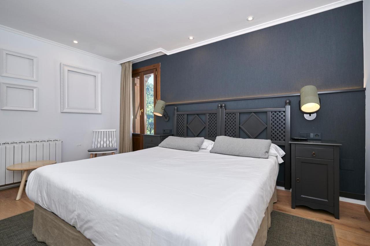 Hostal Lola Isaba Bagian luar foto