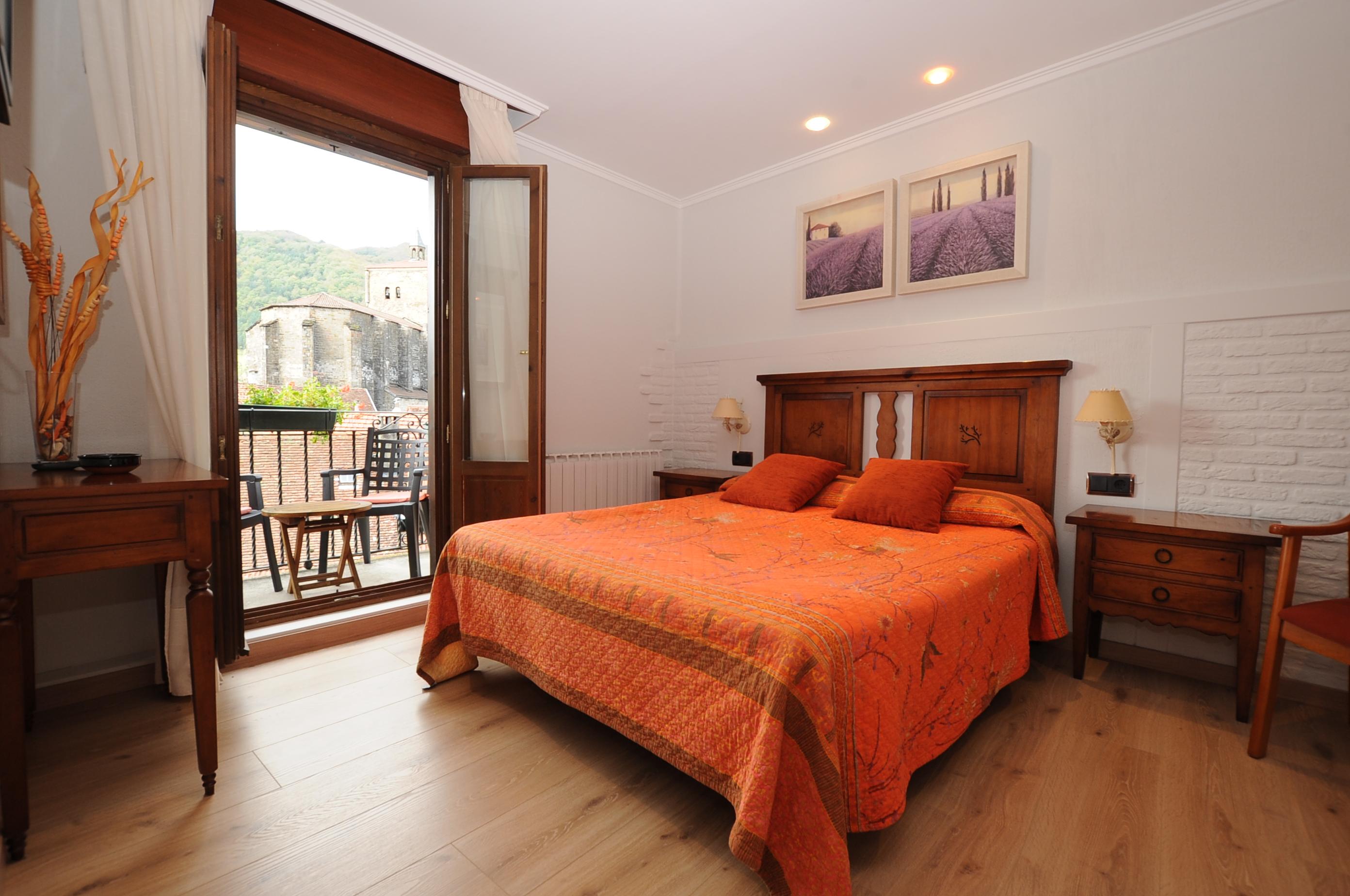 Hostal Lola Isaba Bagian luar foto