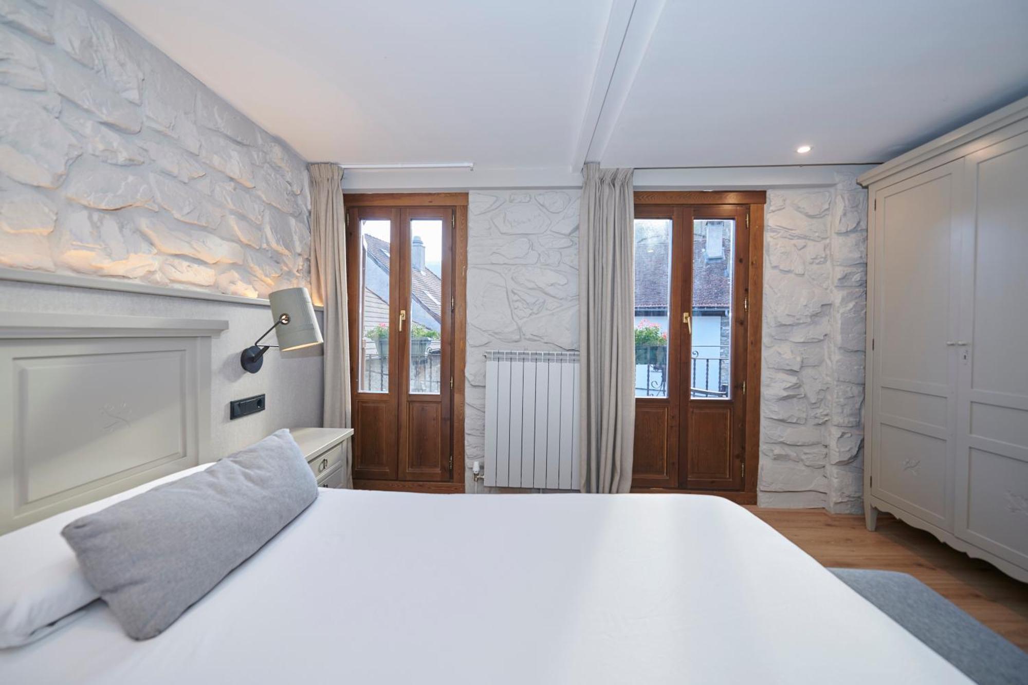Hostal Lola Isaba Bagian luar foto