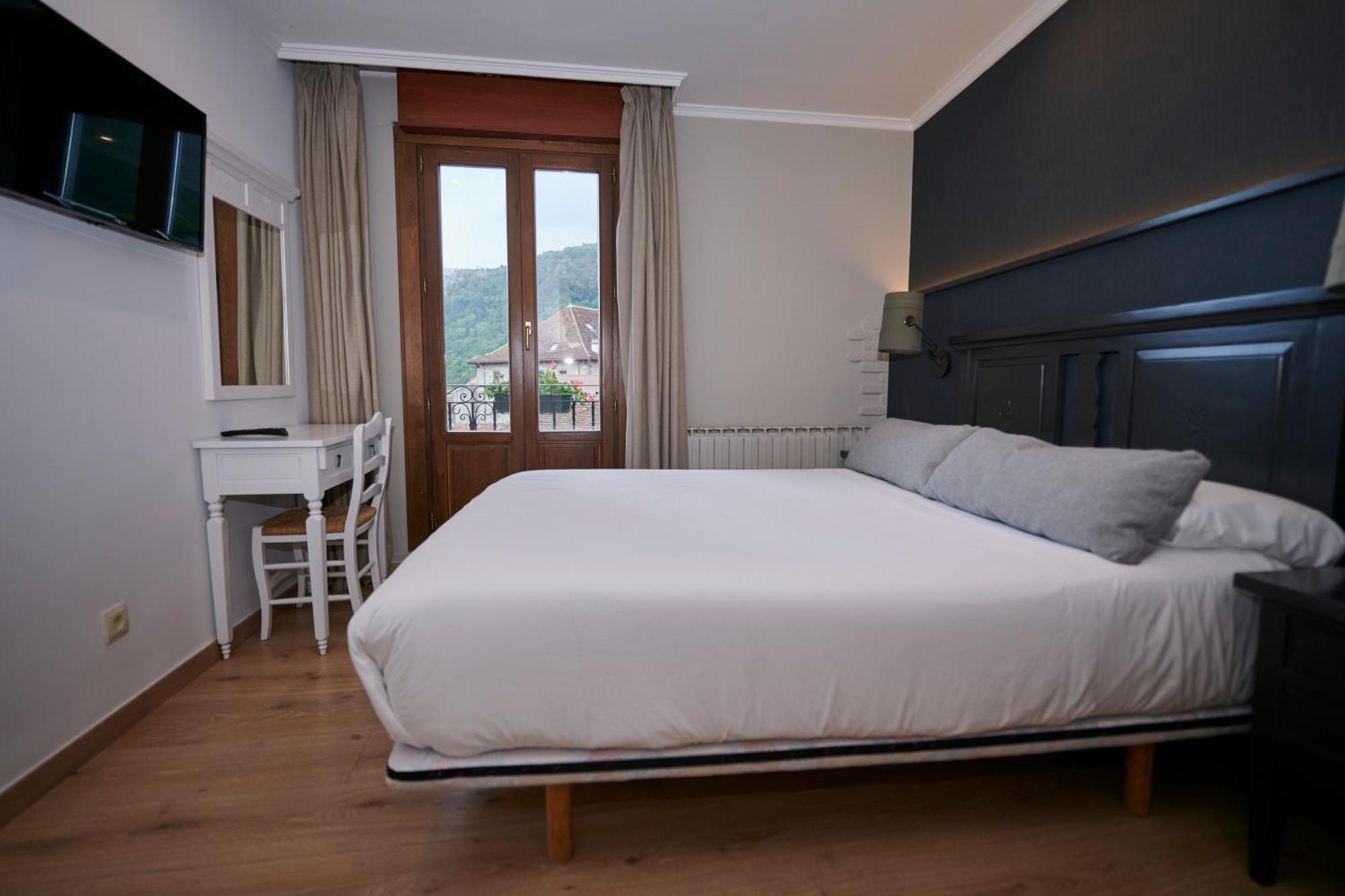 Hostal Lola Isaba Bagian luar foto
