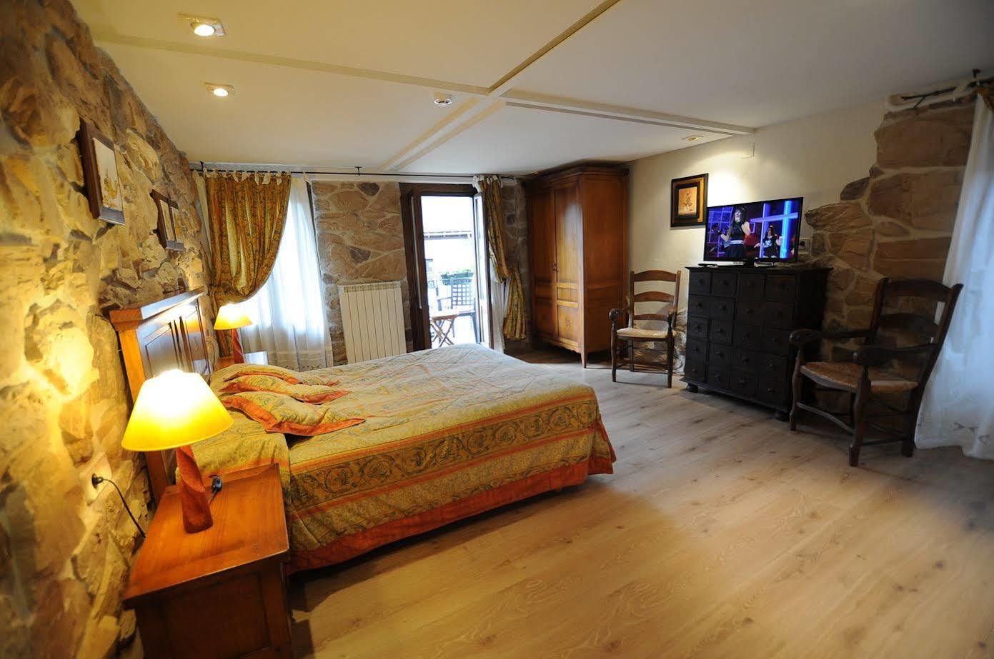Hostal Lola Isaba Bagian luar foto