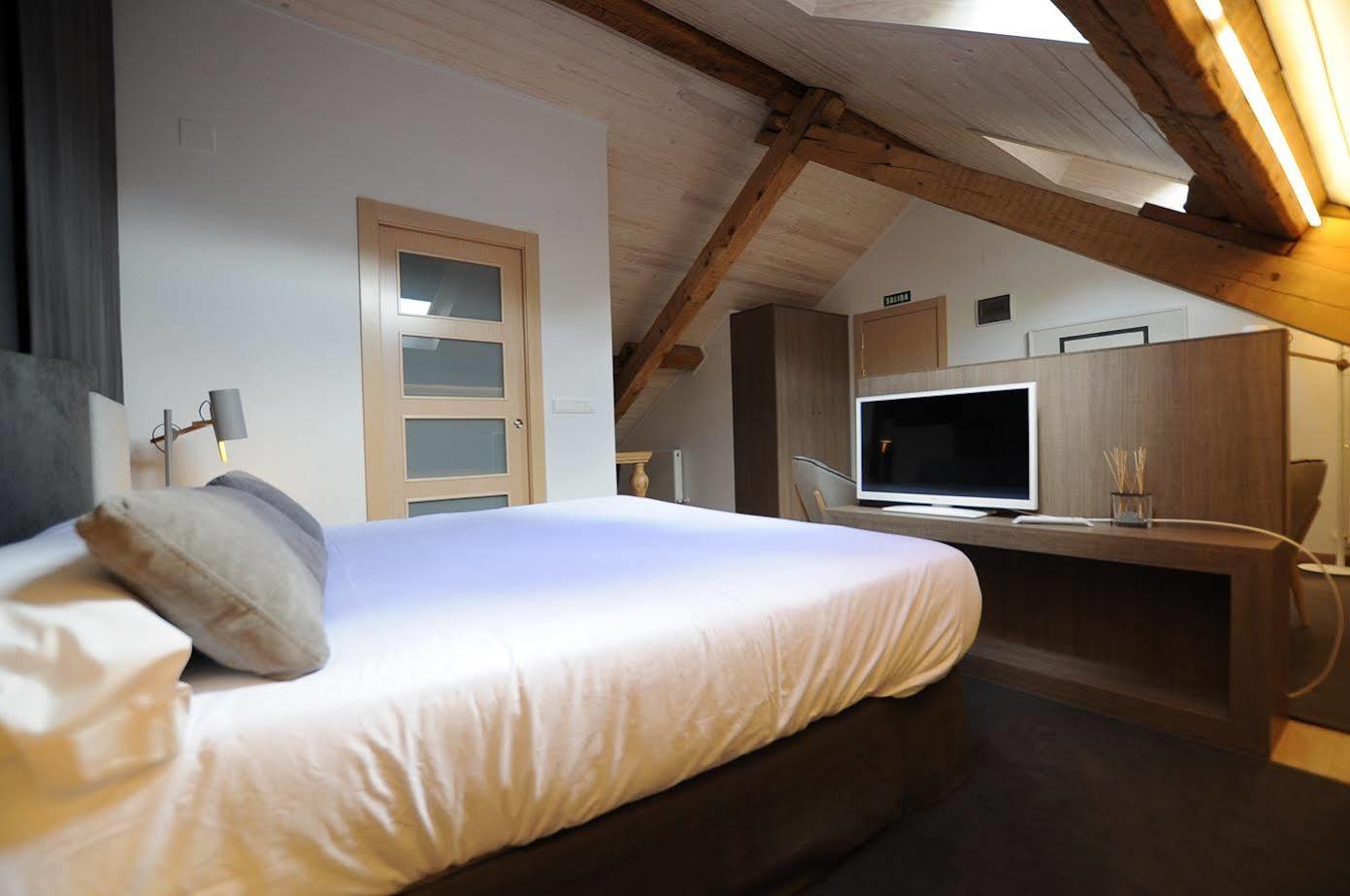 Hostal Lola Isaba Bagian luar foto