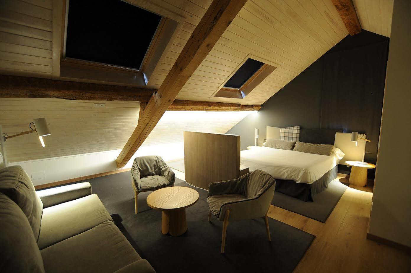 Hostal Lola Isaba Bagian luar foto