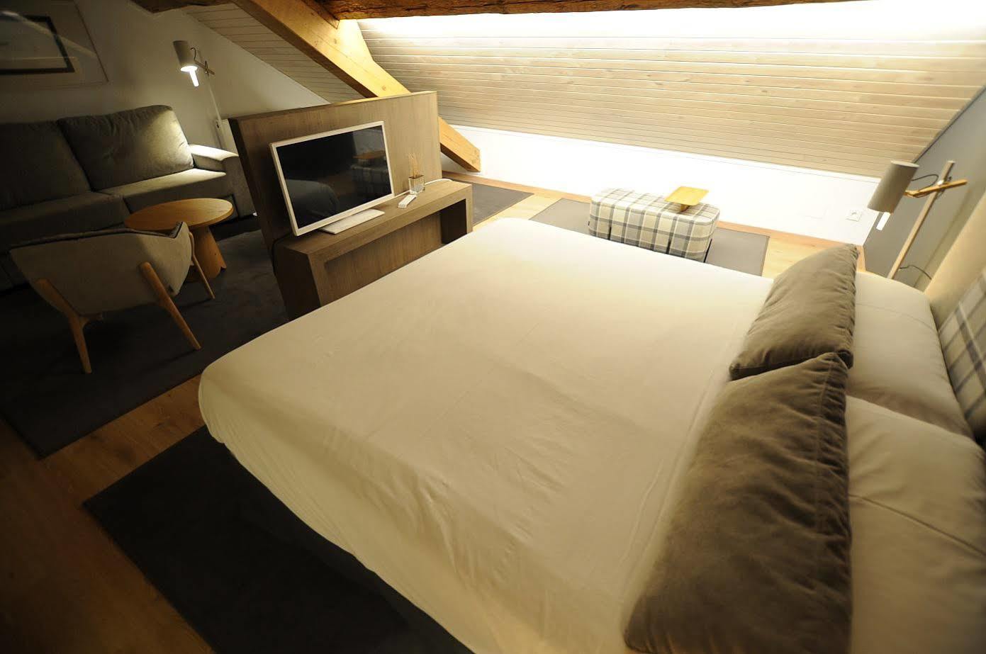 Hostal Lola Isaba Bagian luar foto