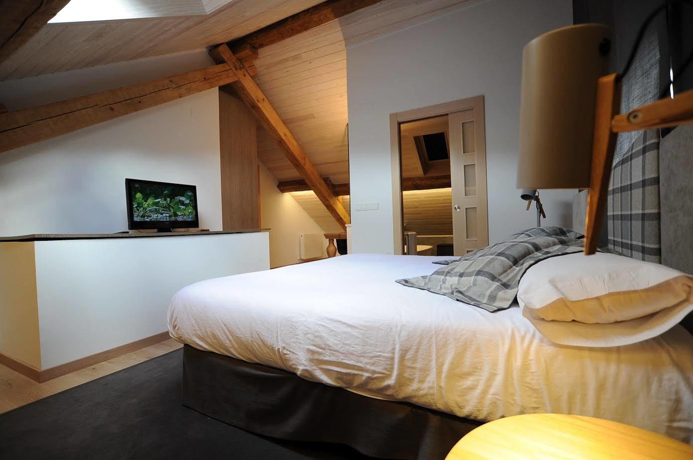 Hostal Lola Isaba Bagian luar foto